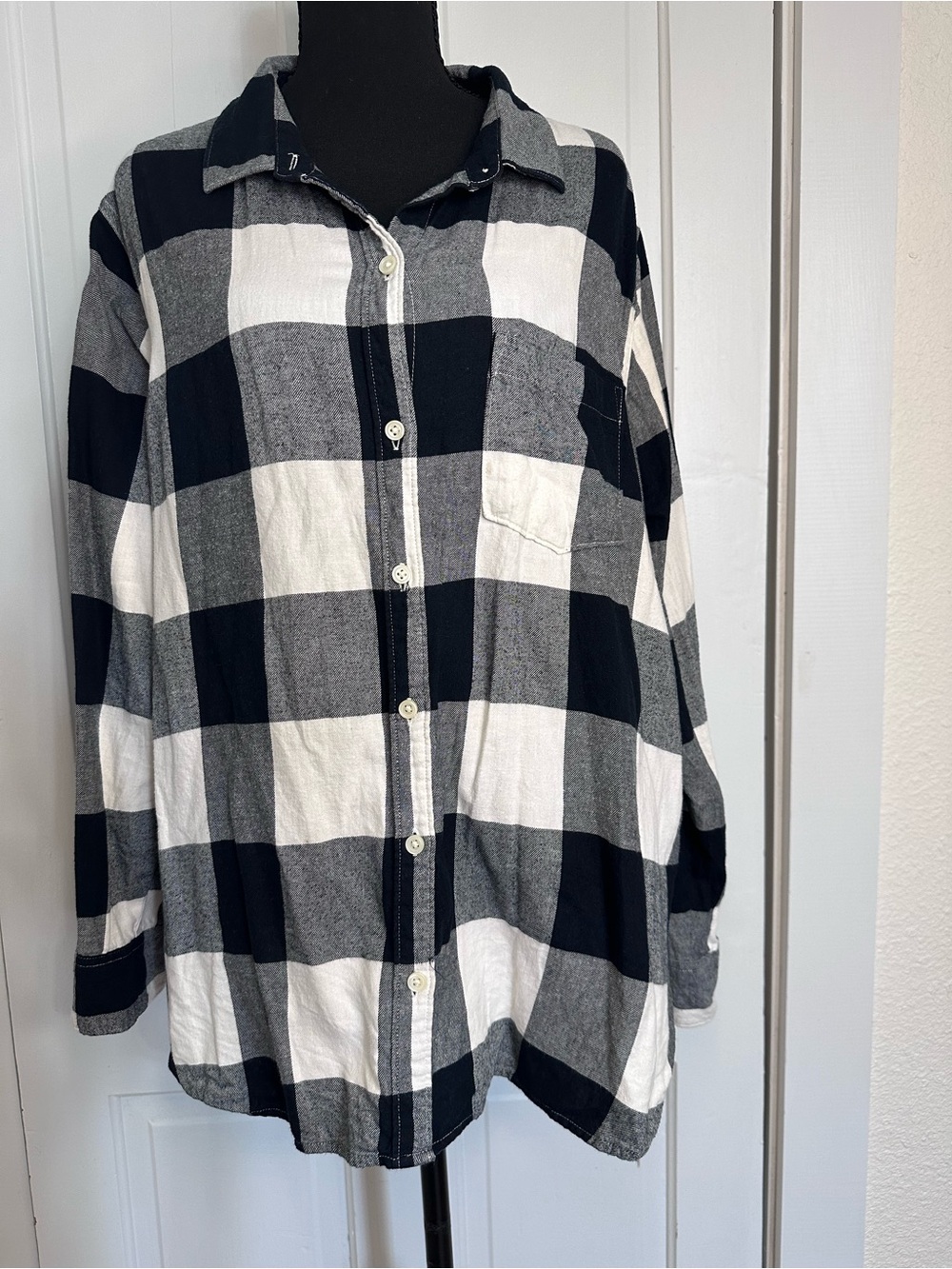 Old Navy XXL Black/White/Gray Plaid Flannel Button-Front Collared Shirt